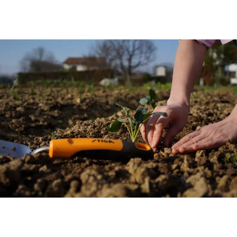 TransplanterTrowel_2H1410001ST1_amb07_web
